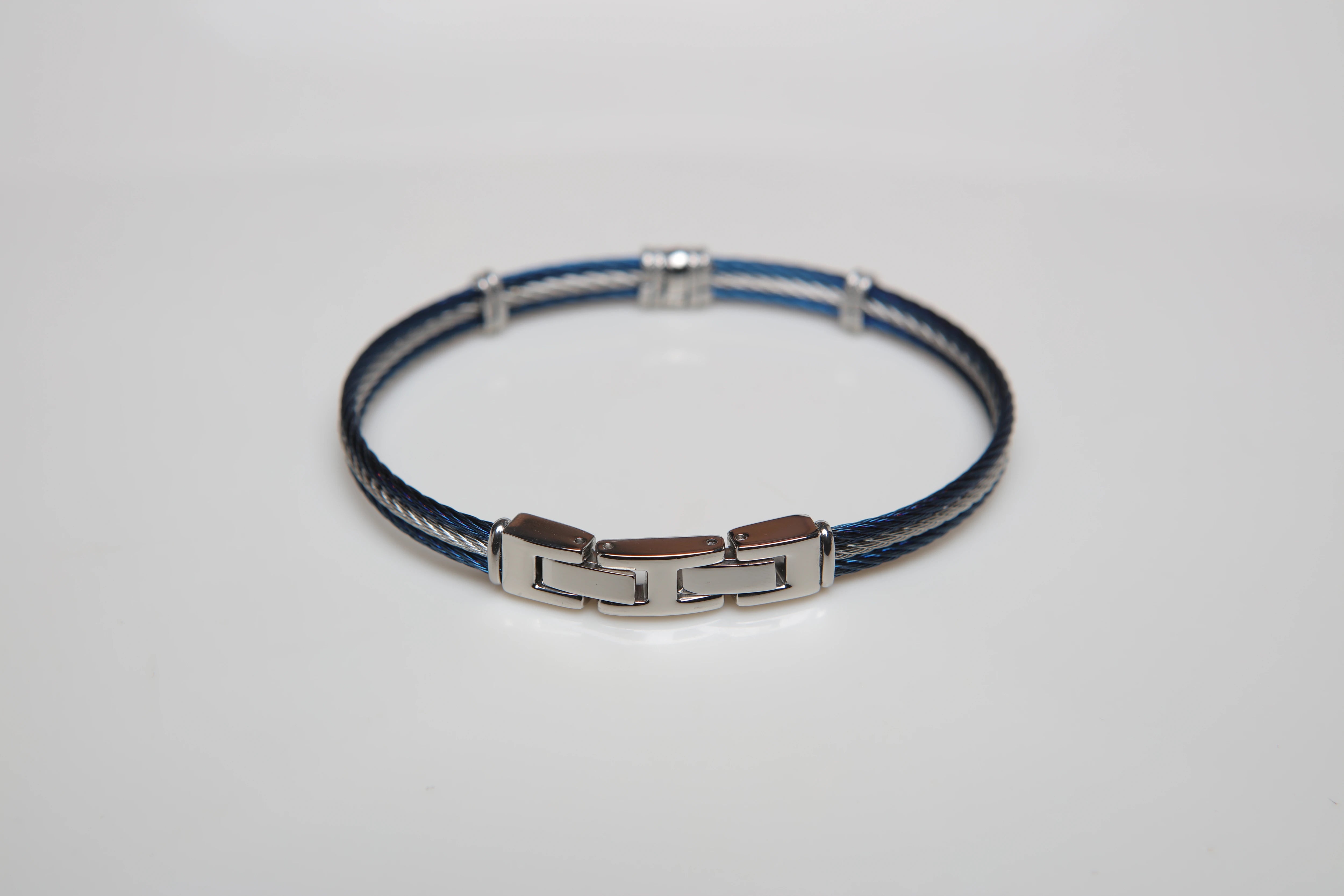 Bracelet with blue and white PVD steel cable with central gold screw in 18Kt