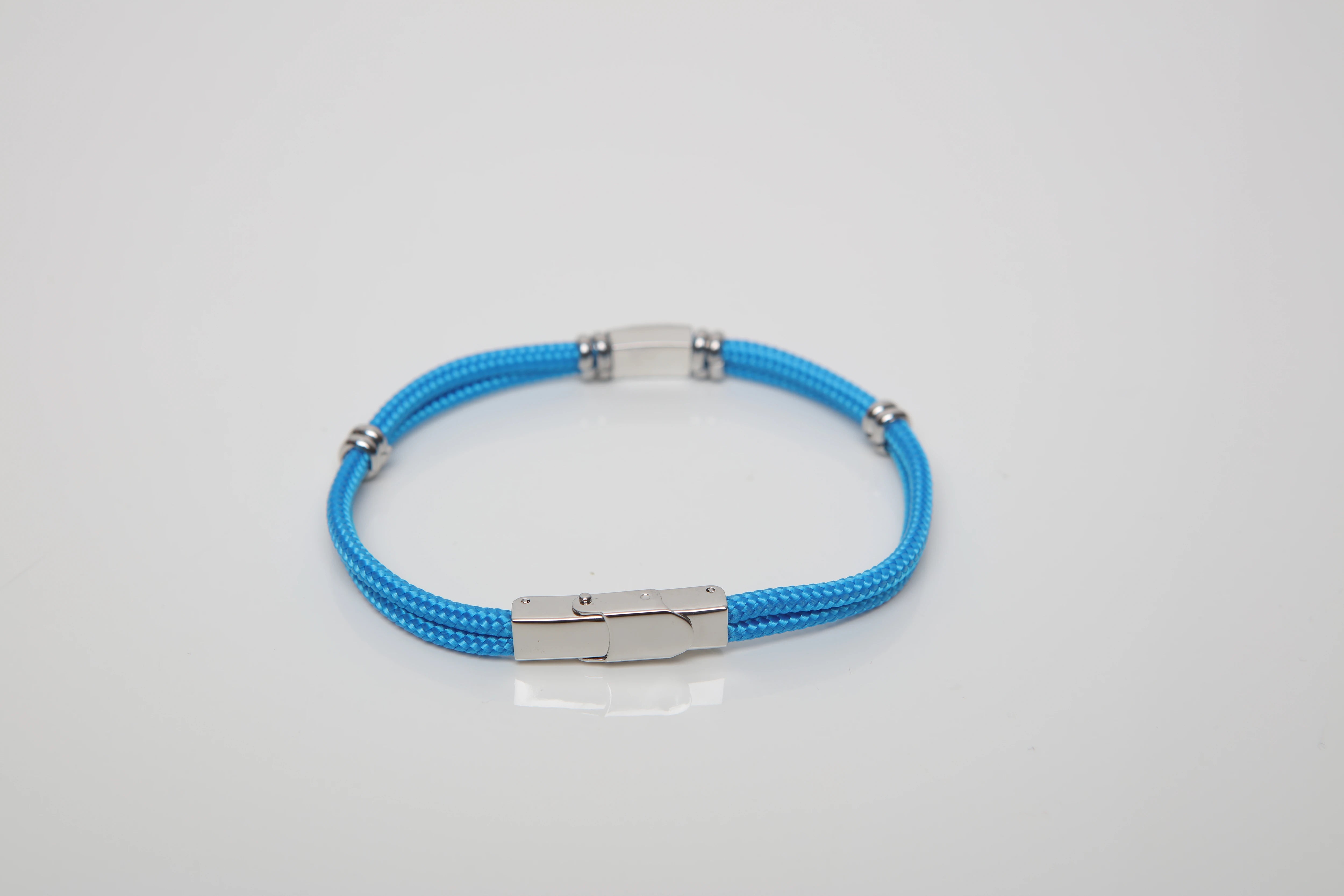 Stainless steel bracelet and light blue nautical rope and central enameled flag