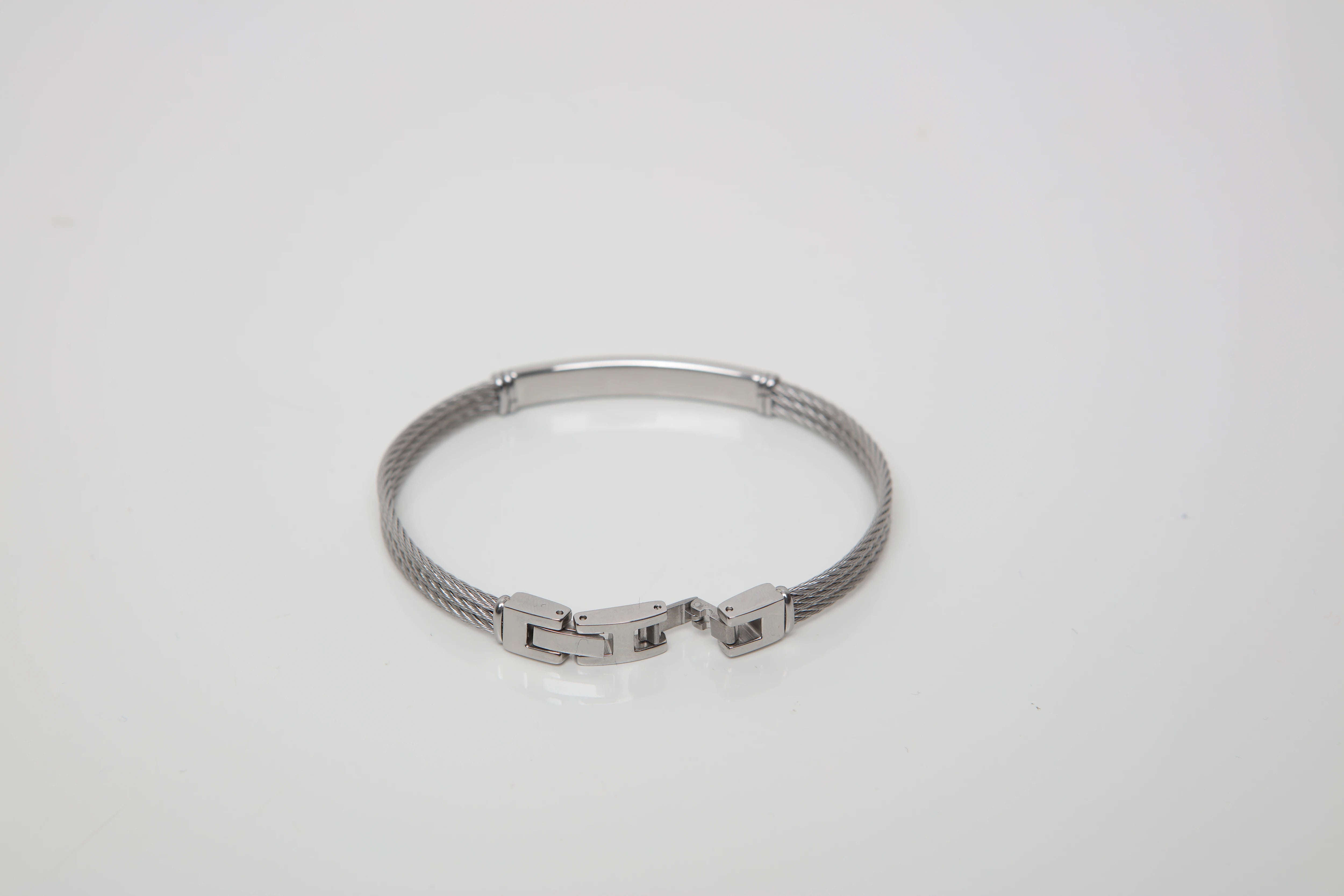 Stainless steel cable bracelet with plate and screw in 18kt gold