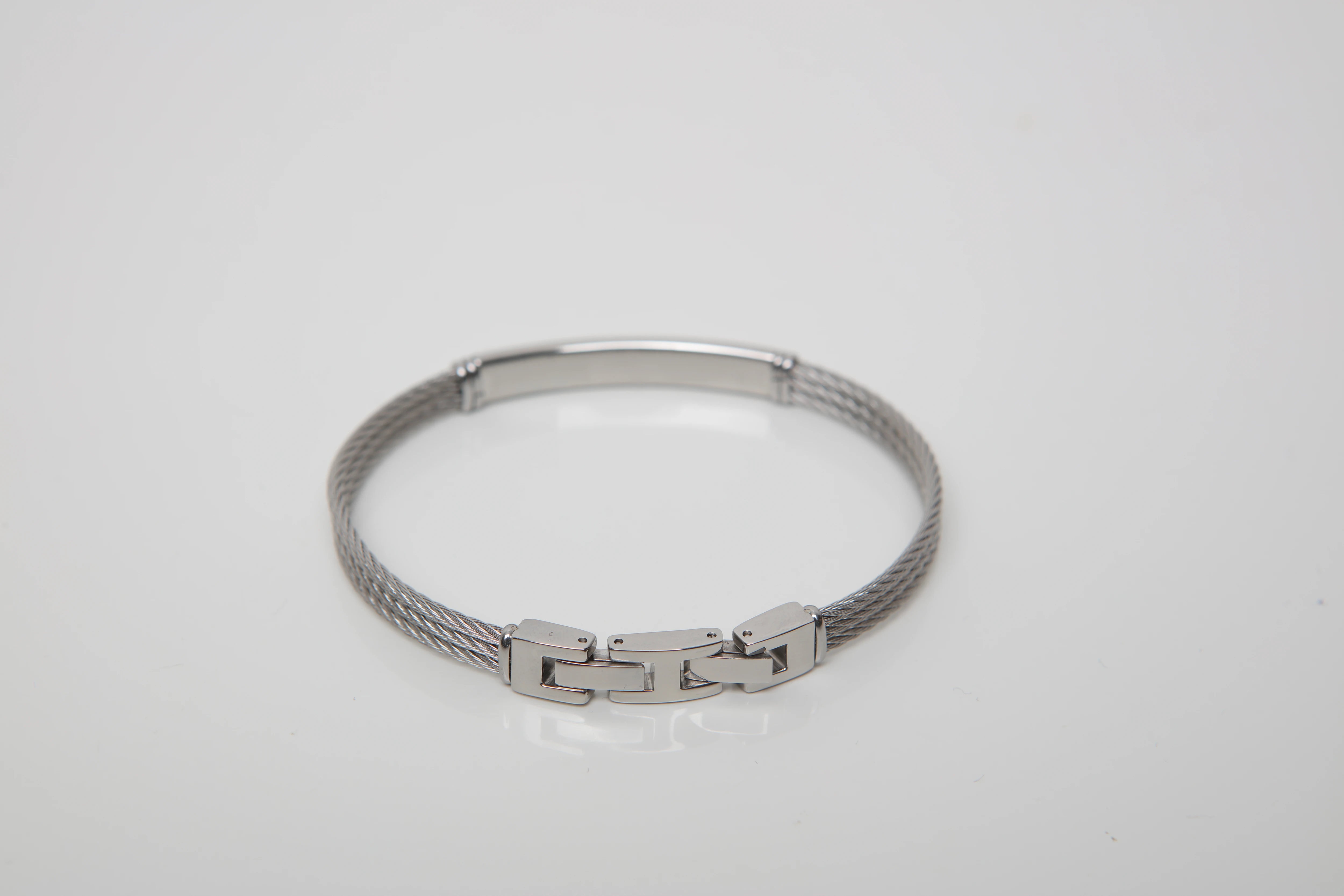 Stainless steel cable bracelet with plate and screw in 18kt gold