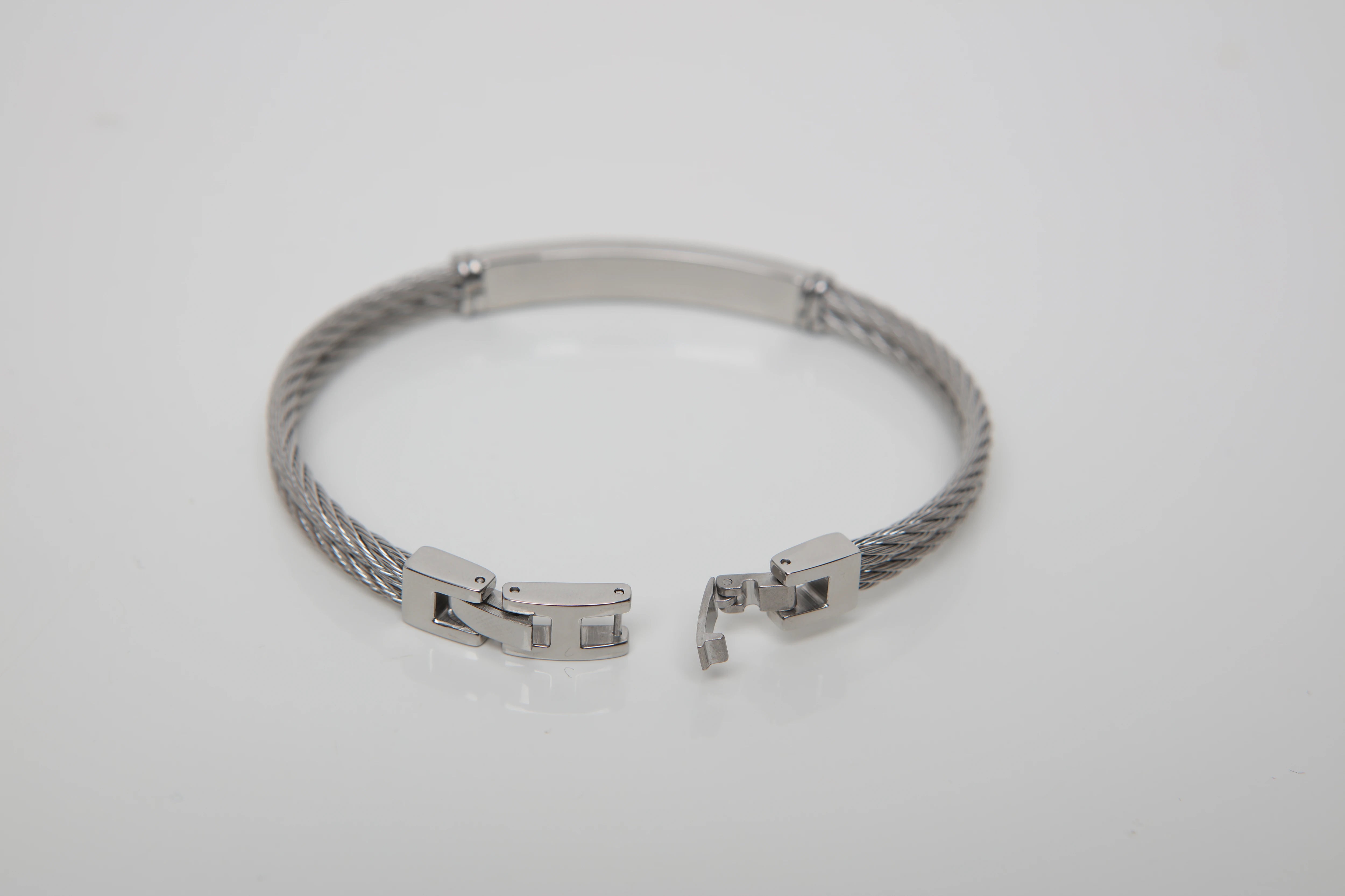 Steel cable bracelet with screws and 18 Kt gold inserts