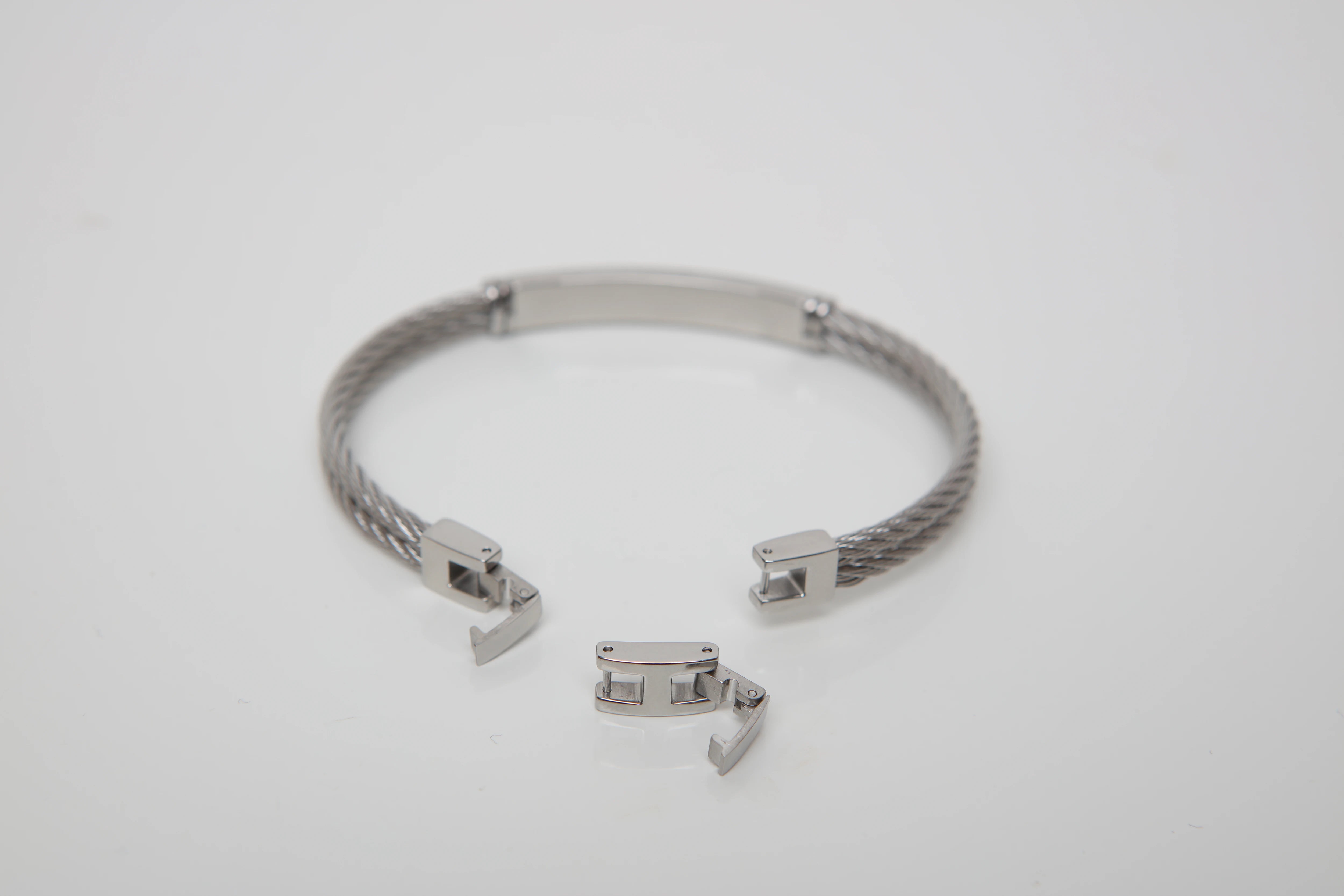 Steel cable bracelet with screws and 18 Kt gold inserts