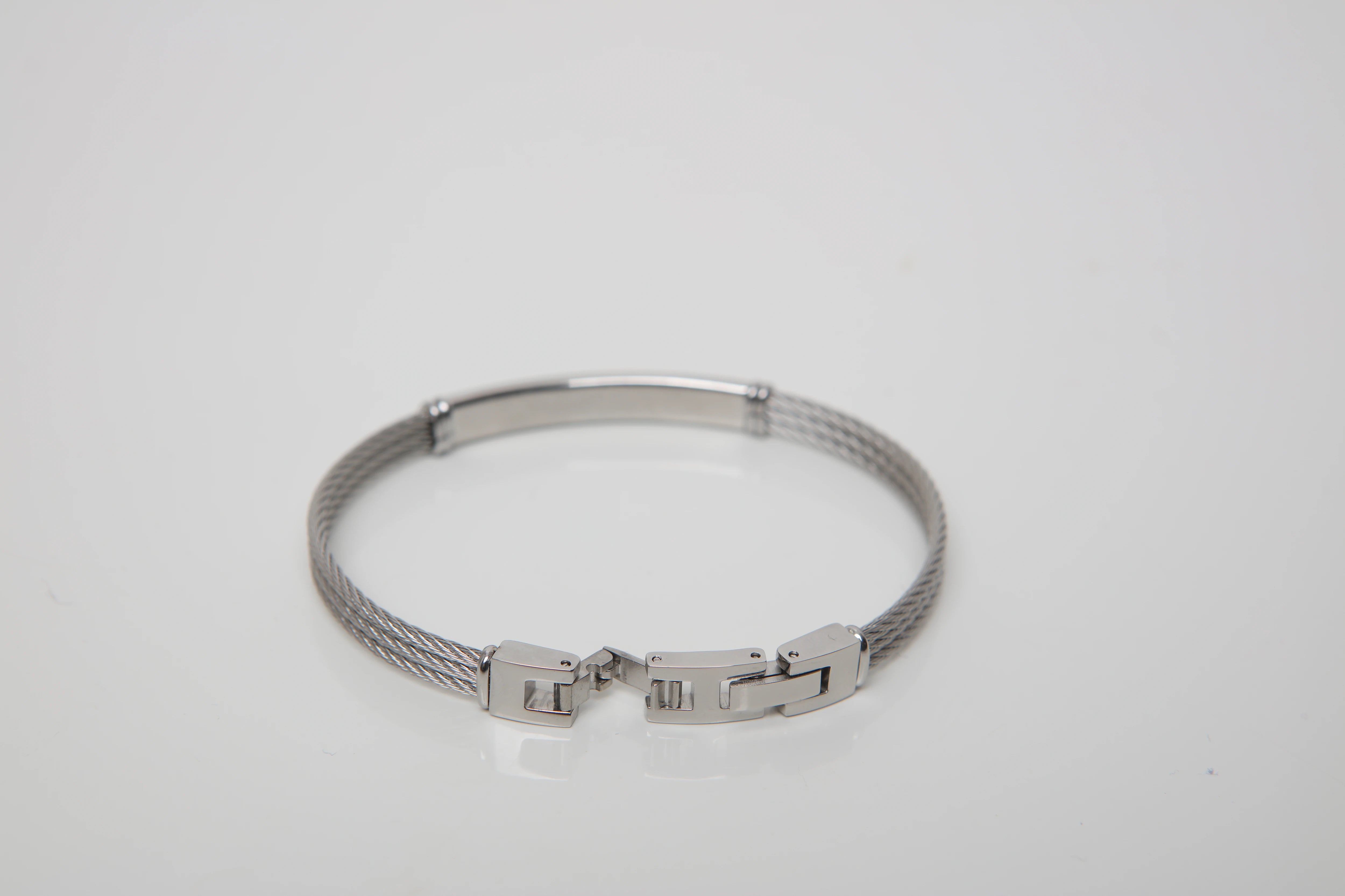 Stainless steel cable bracelet and black PVD plate with steel screw