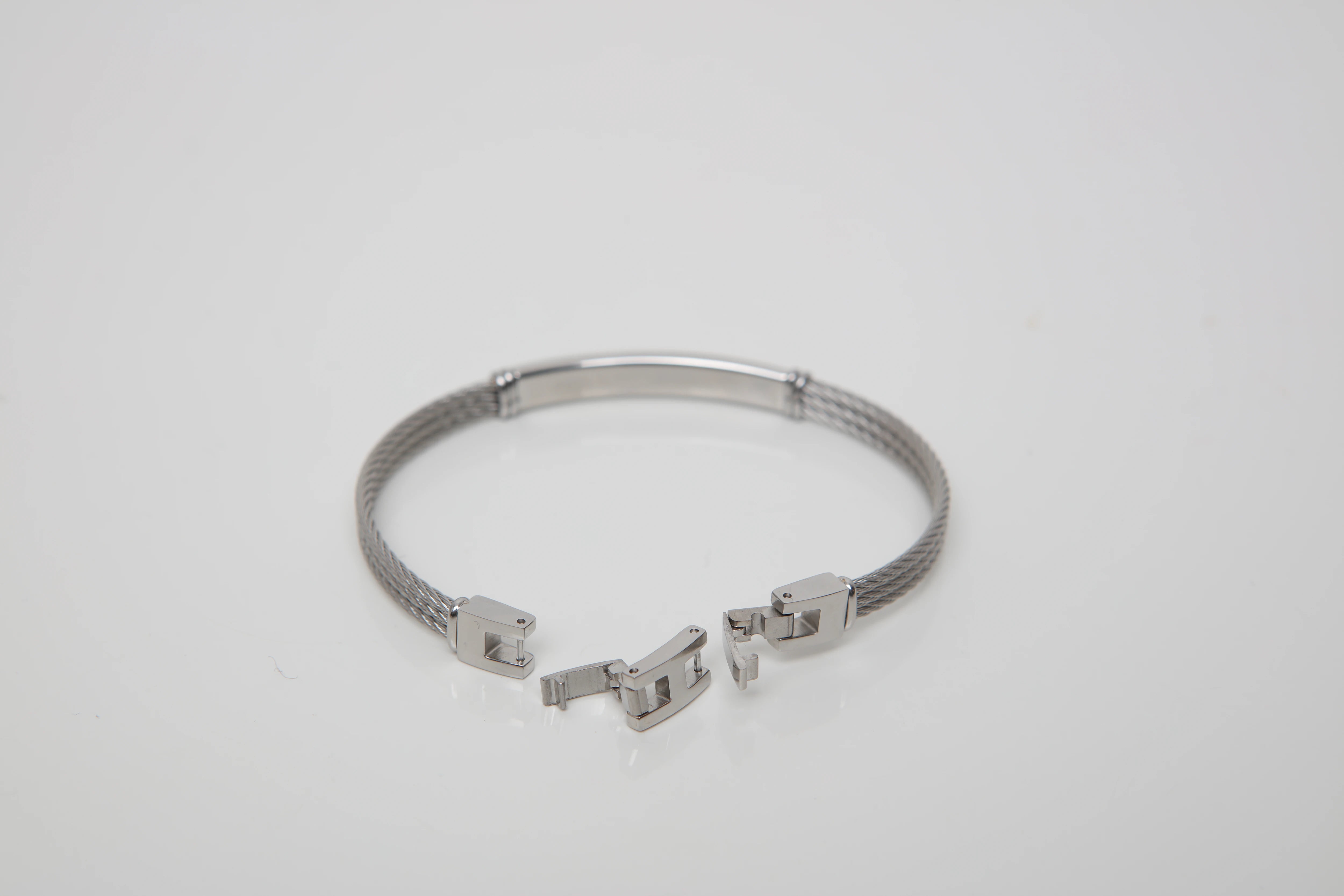 Stainless steel cable bracelet and black PVD plate with steel screw