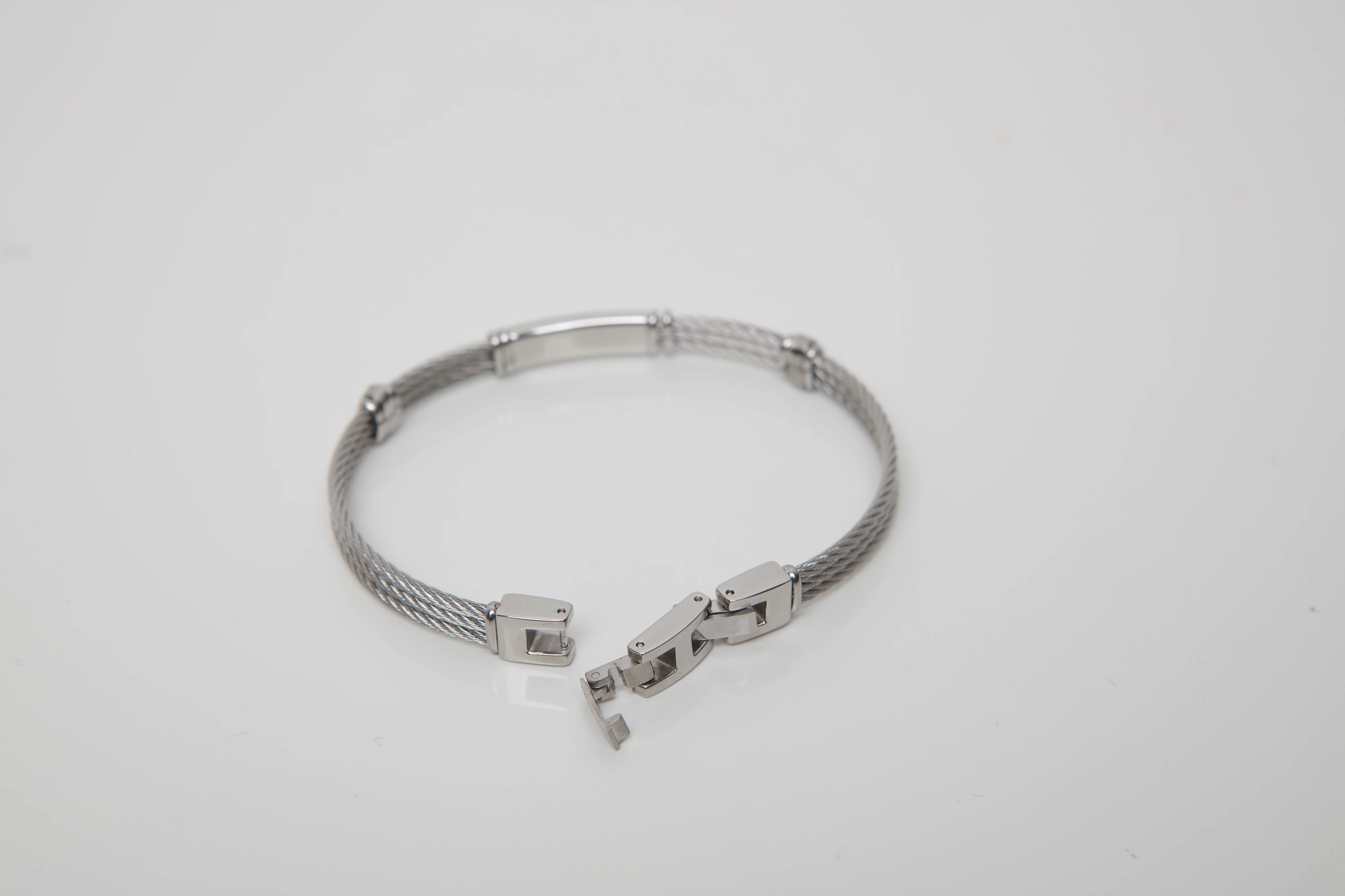 Stainless steel cable bracelet and plate with 18kt gold