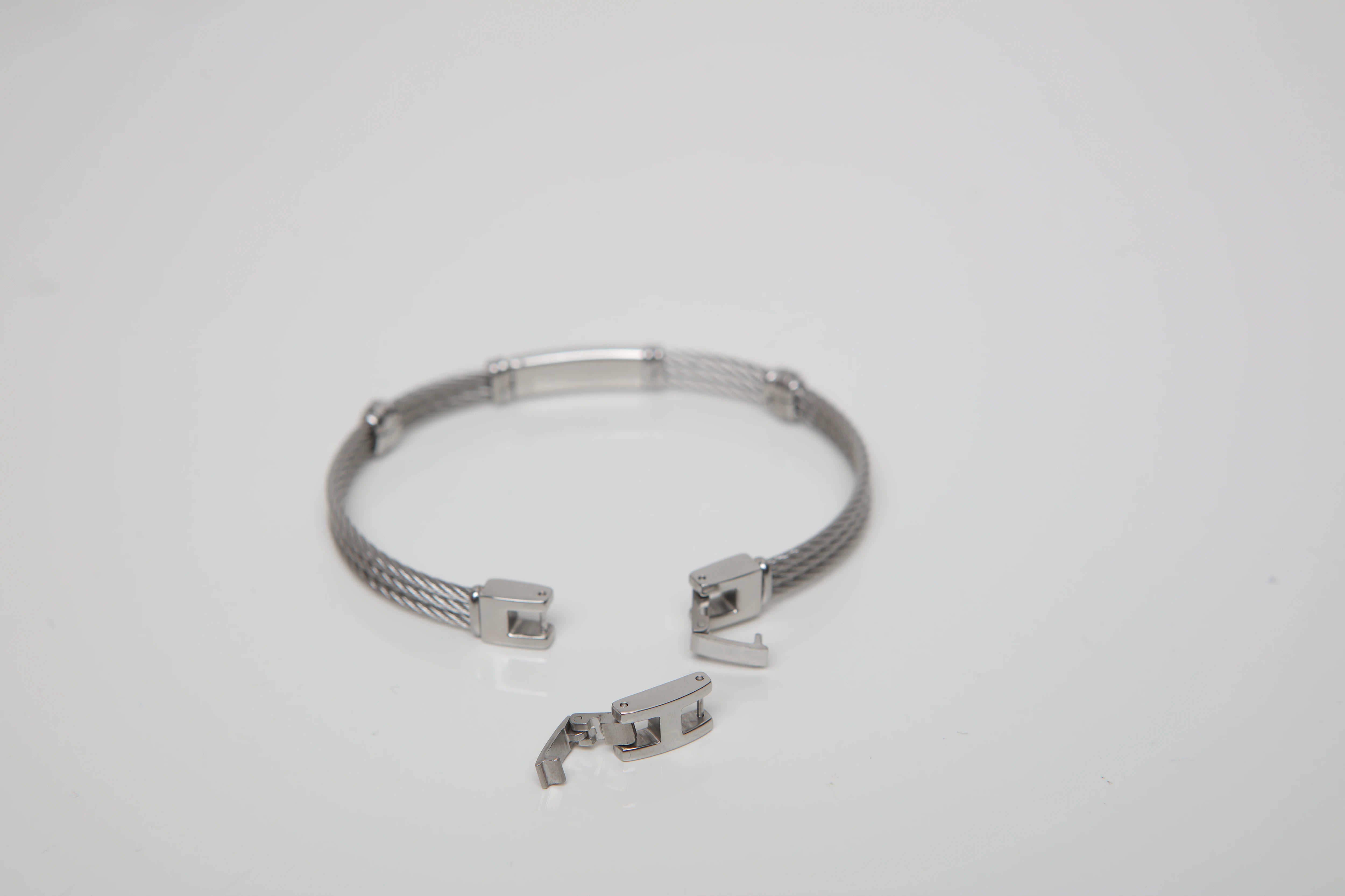 Stainless steel cable bracelet and plate with 18kt gold