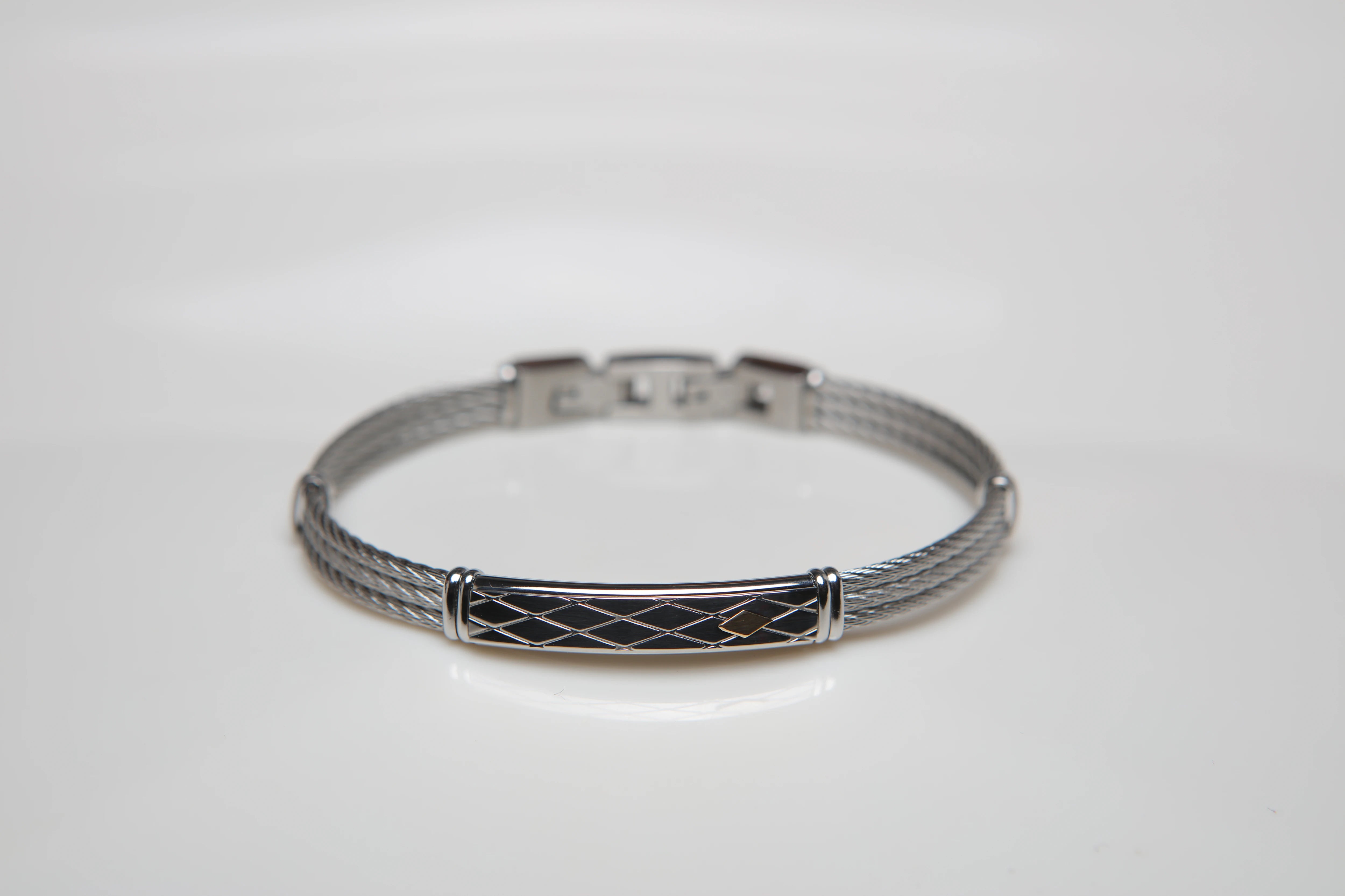 Stainless steel cable bracelet with plate and 18kt gold