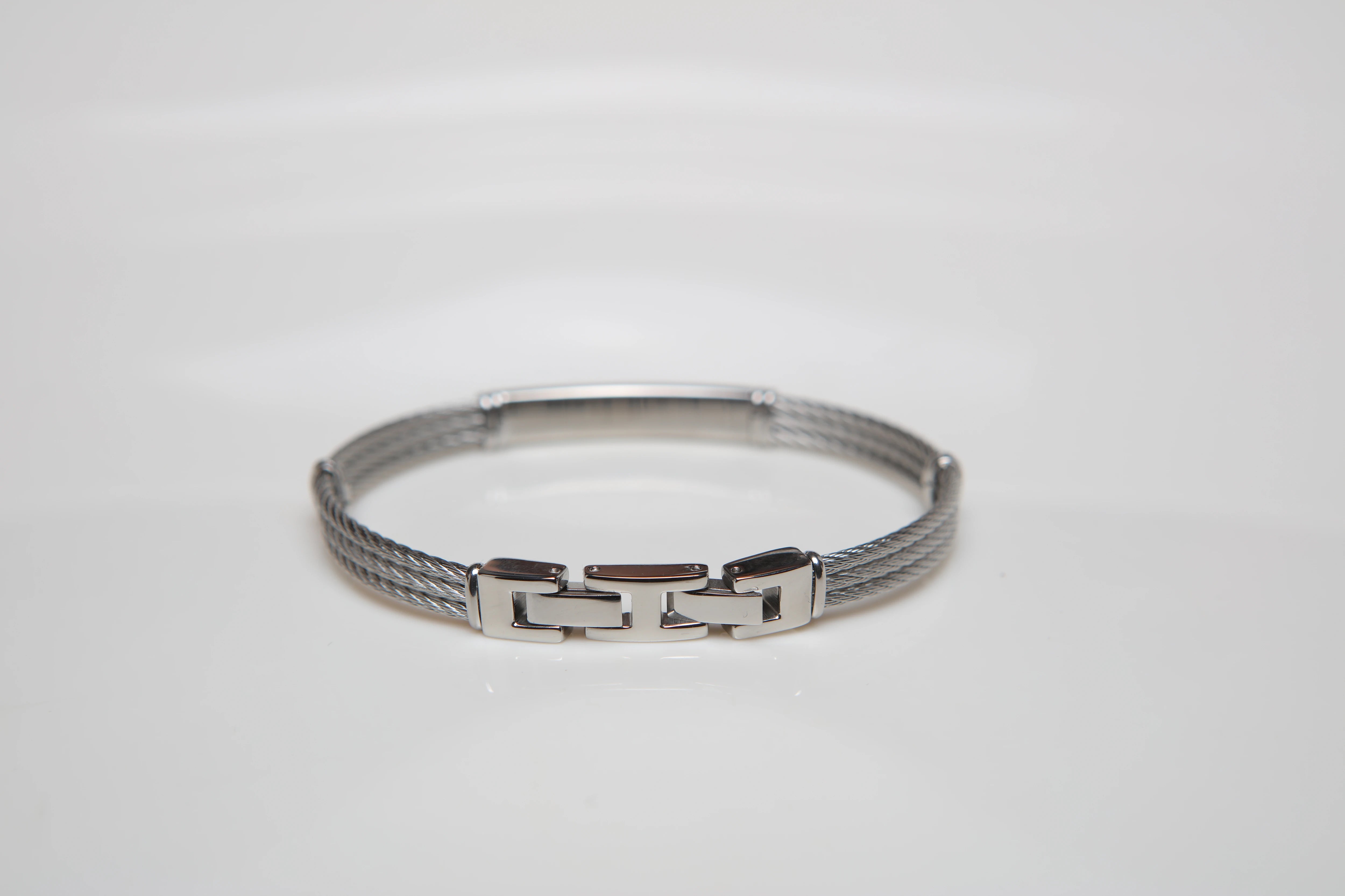 Stainless steel cable bracelet with plate and 18kt gold