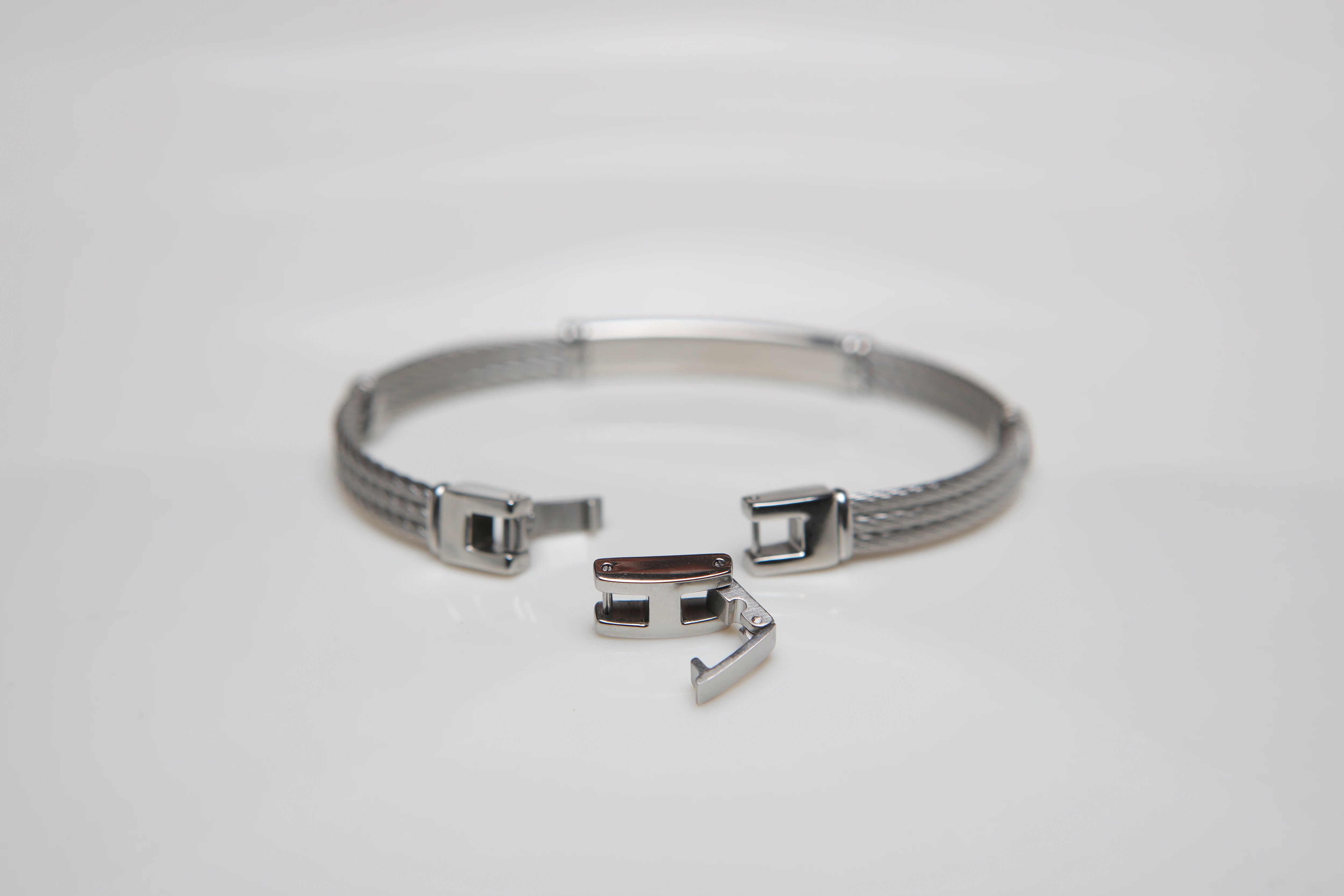 Stainless steel cable bracelet with plate and 18kt gold