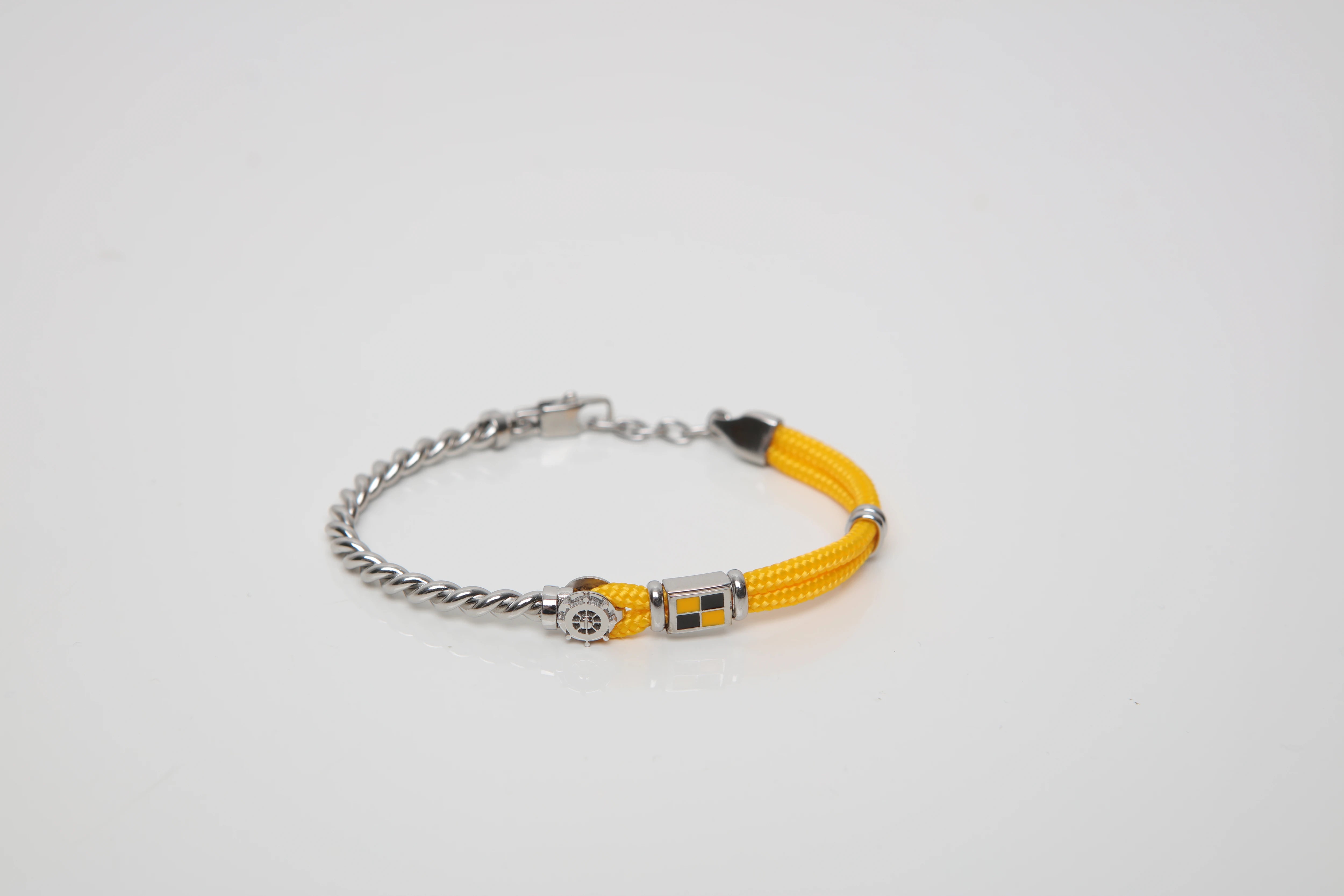 Stainless steel bracelet with yellow nautical rope, wind rose and enameled flag