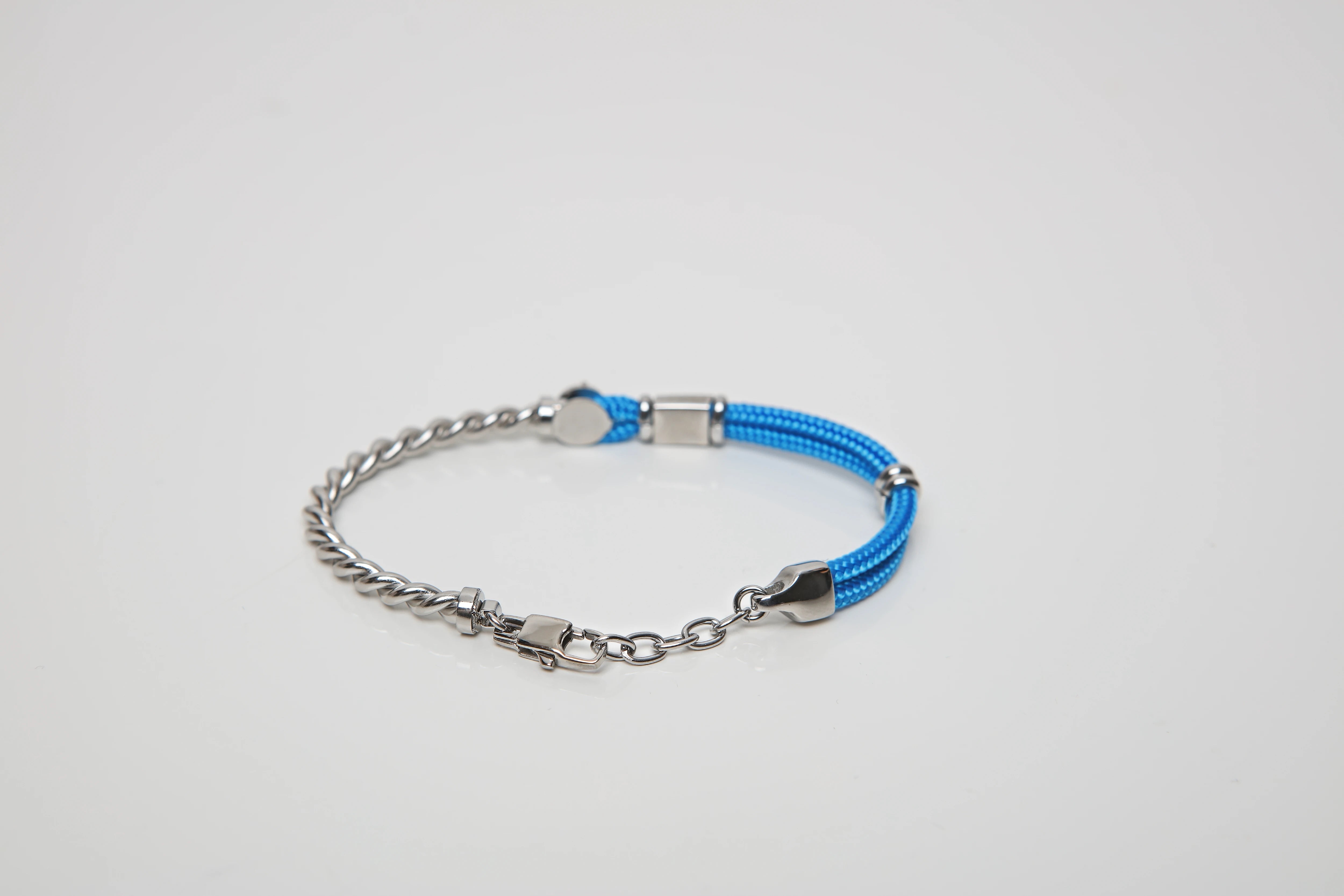 Stainless steel bracelet with light blue nautical rope, wind rose and enameled flag