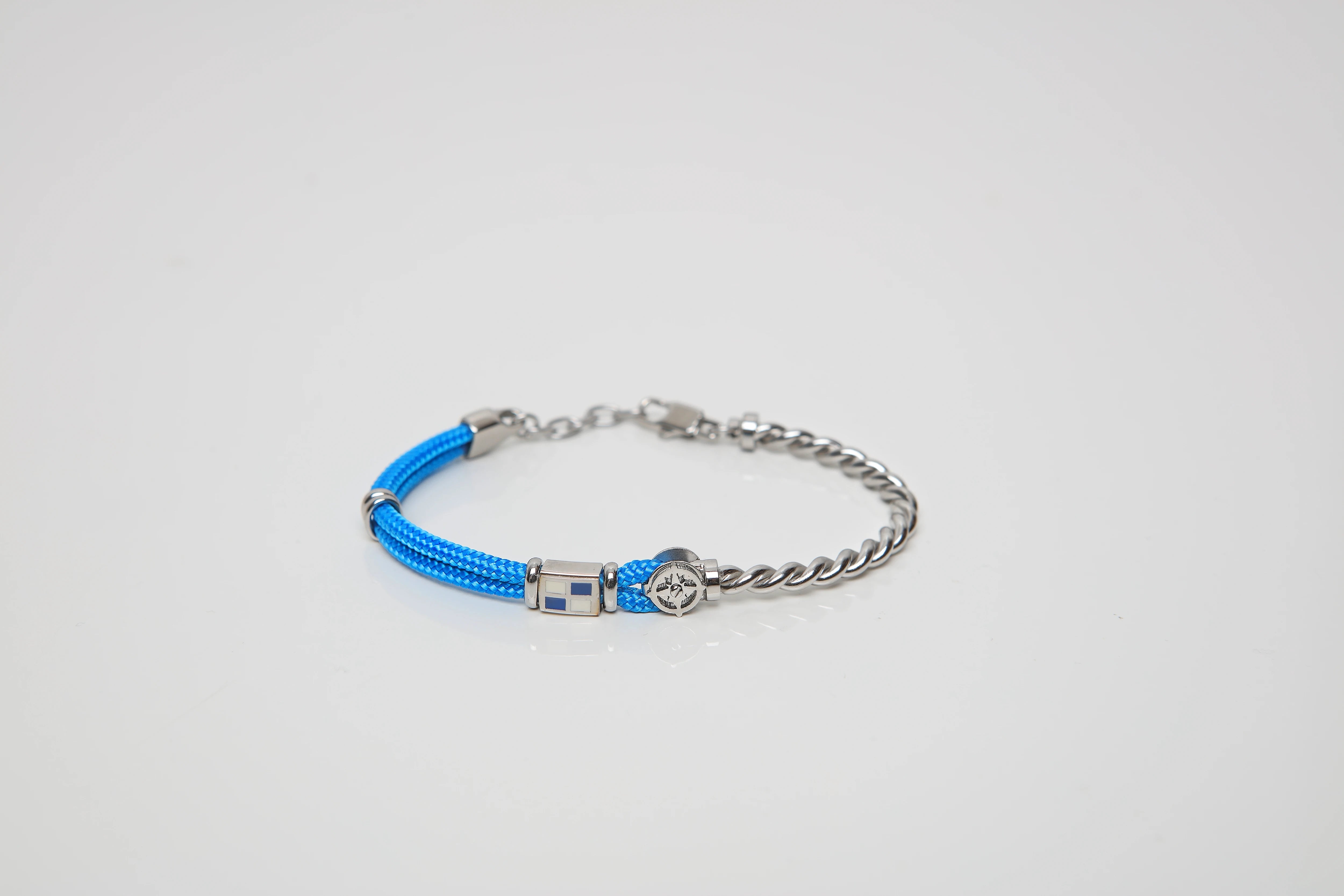 Stainless steel bracelet with light blue nautical rope, wind rose and enameled flag