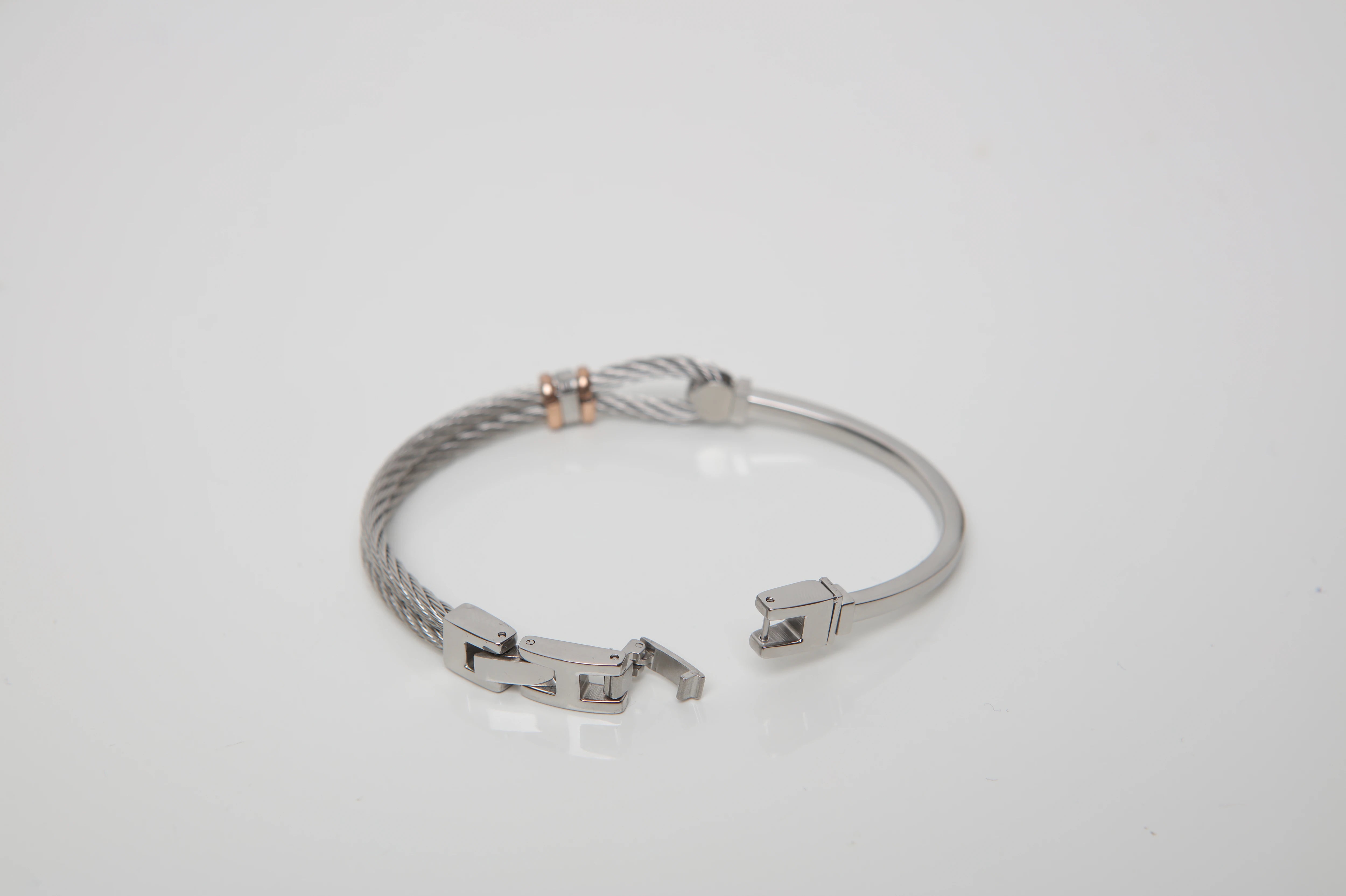 Stainless steel bracelet and cable with rosé and wind rose links