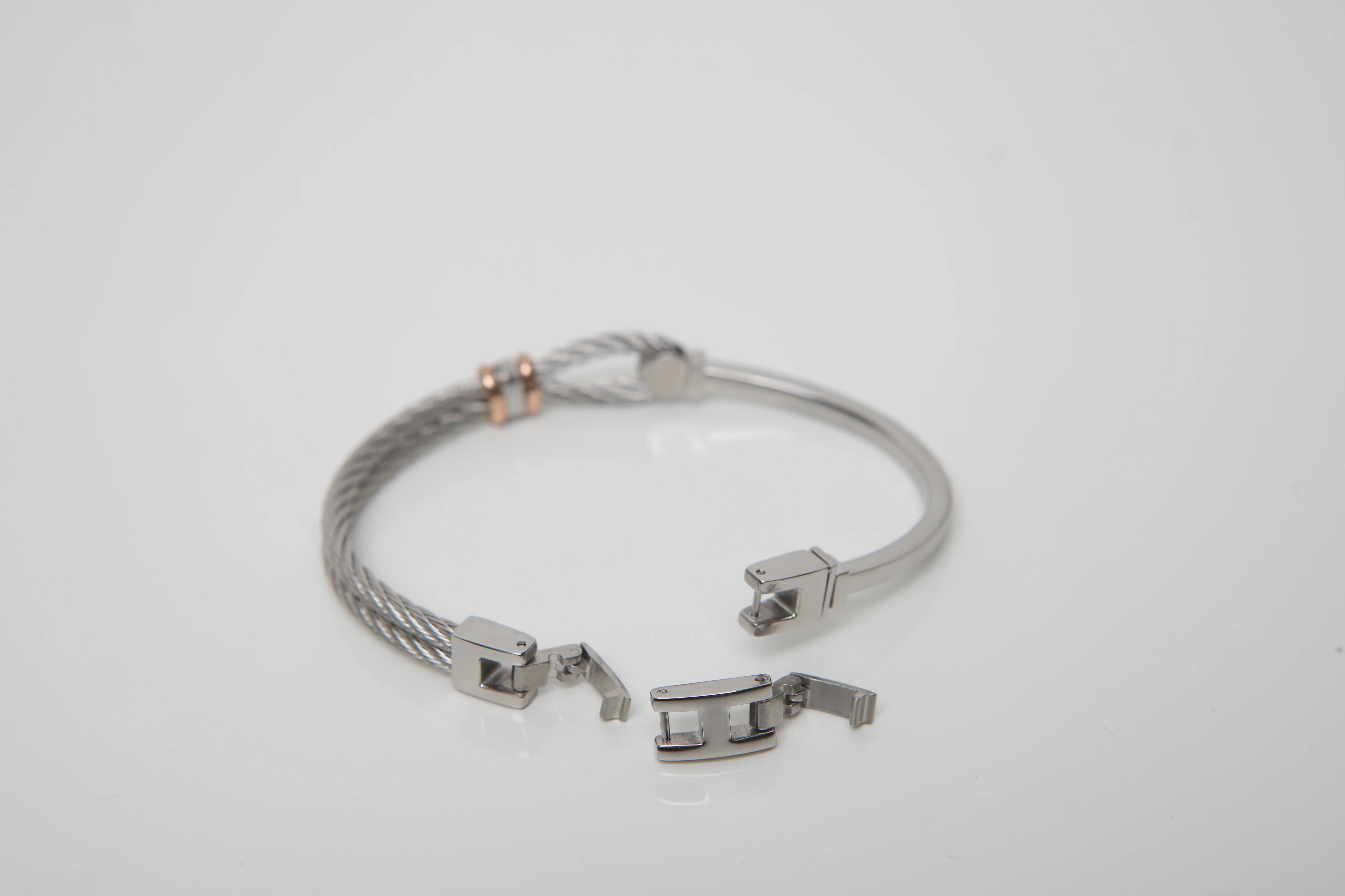 Stainless steel bracelet and cable with rosé and wind rose links