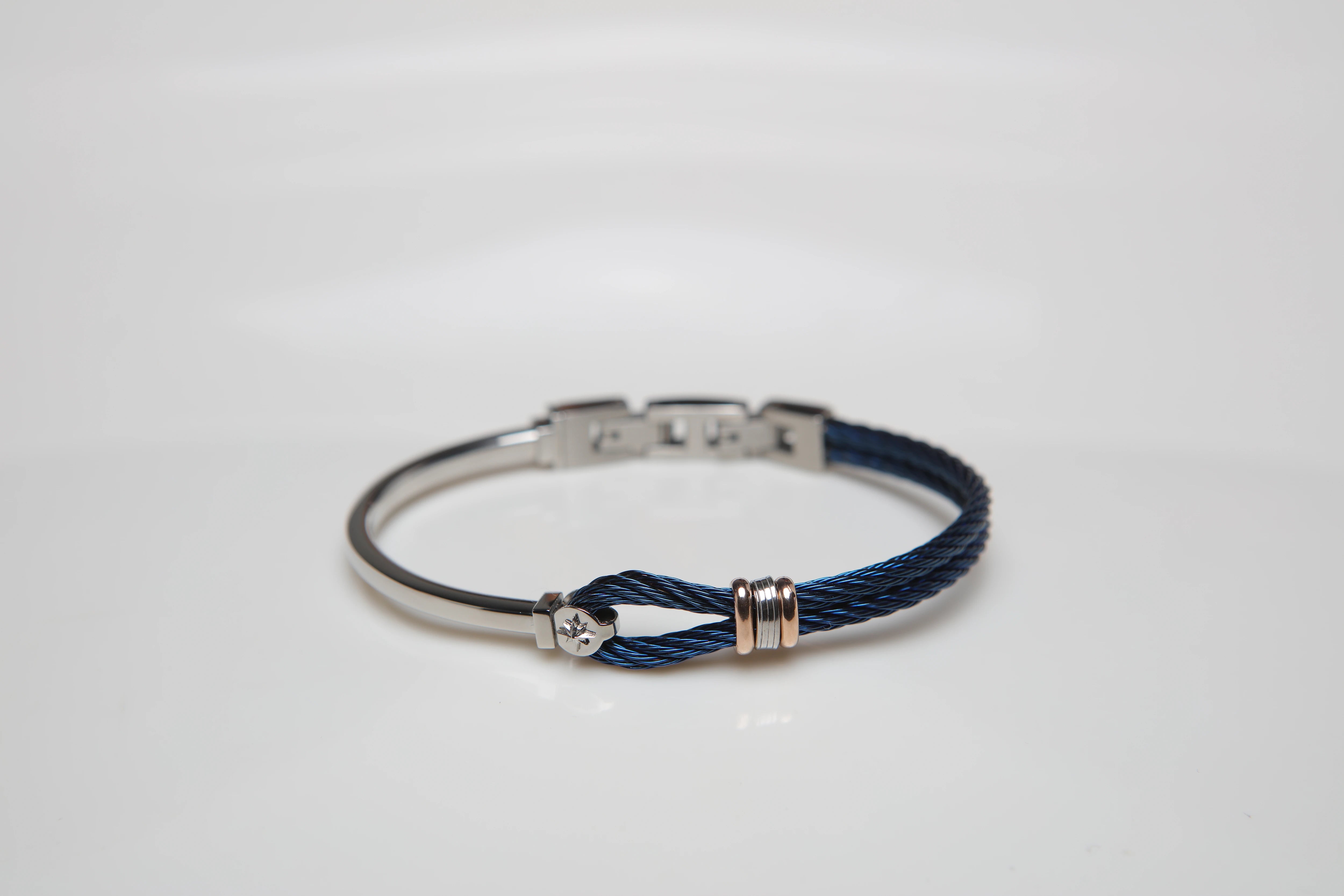 Stainless steel bracelet and blue PVD cable with rosé and wind rose links