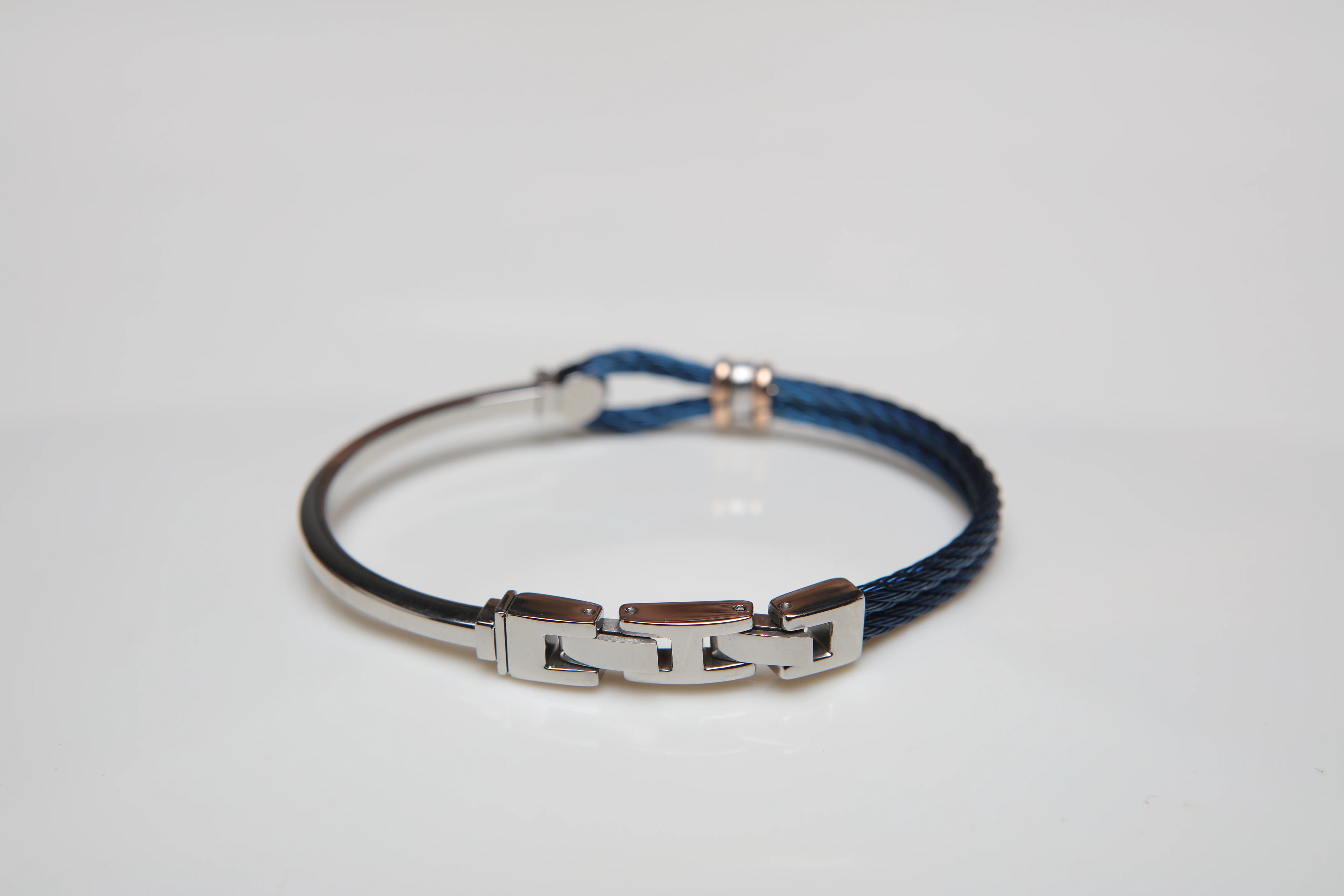 Stainless steel bracelet and blue PVD cable with rosé and wind rose links