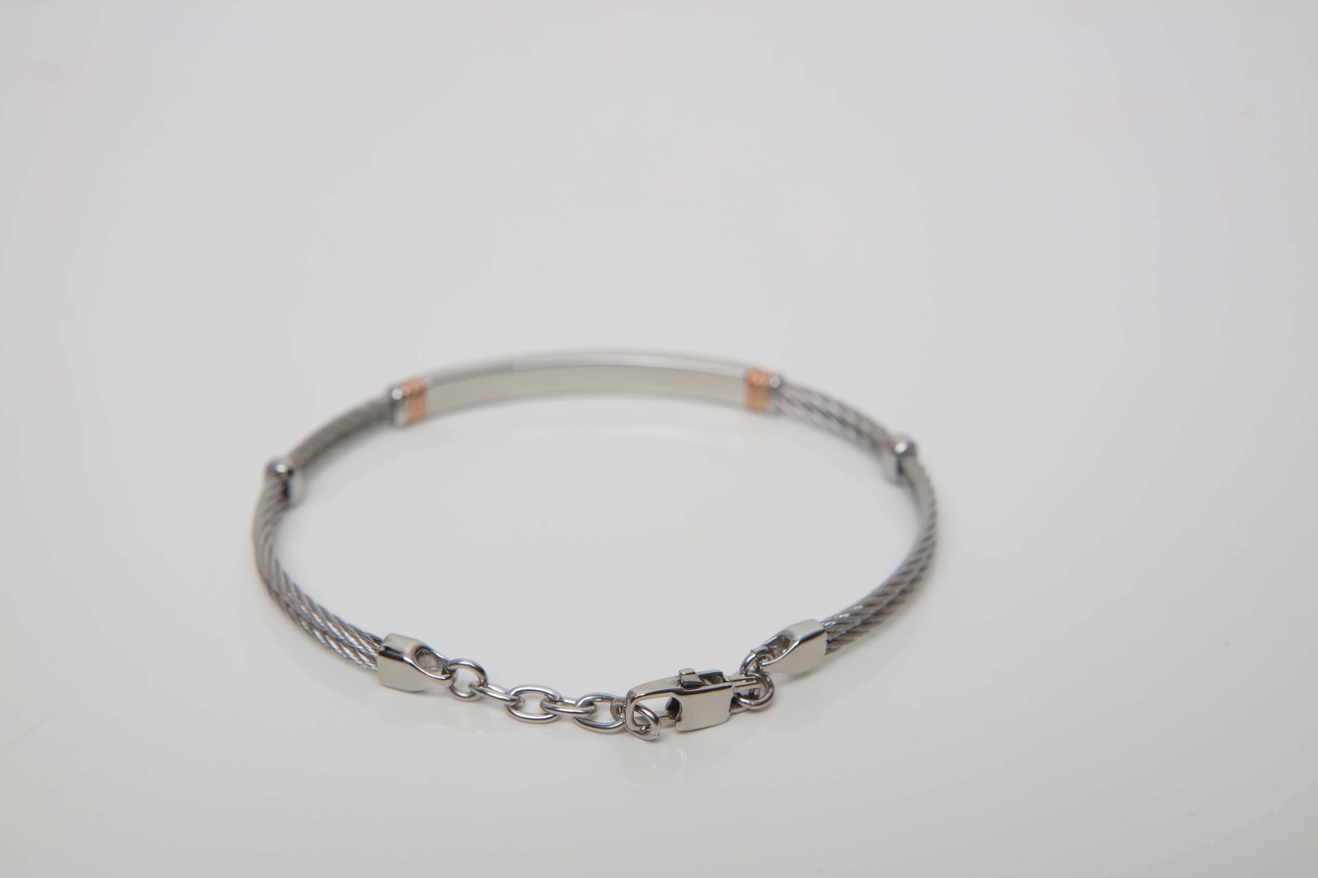 Steel cable bracelet with knurled rosé links and Natural Diamond