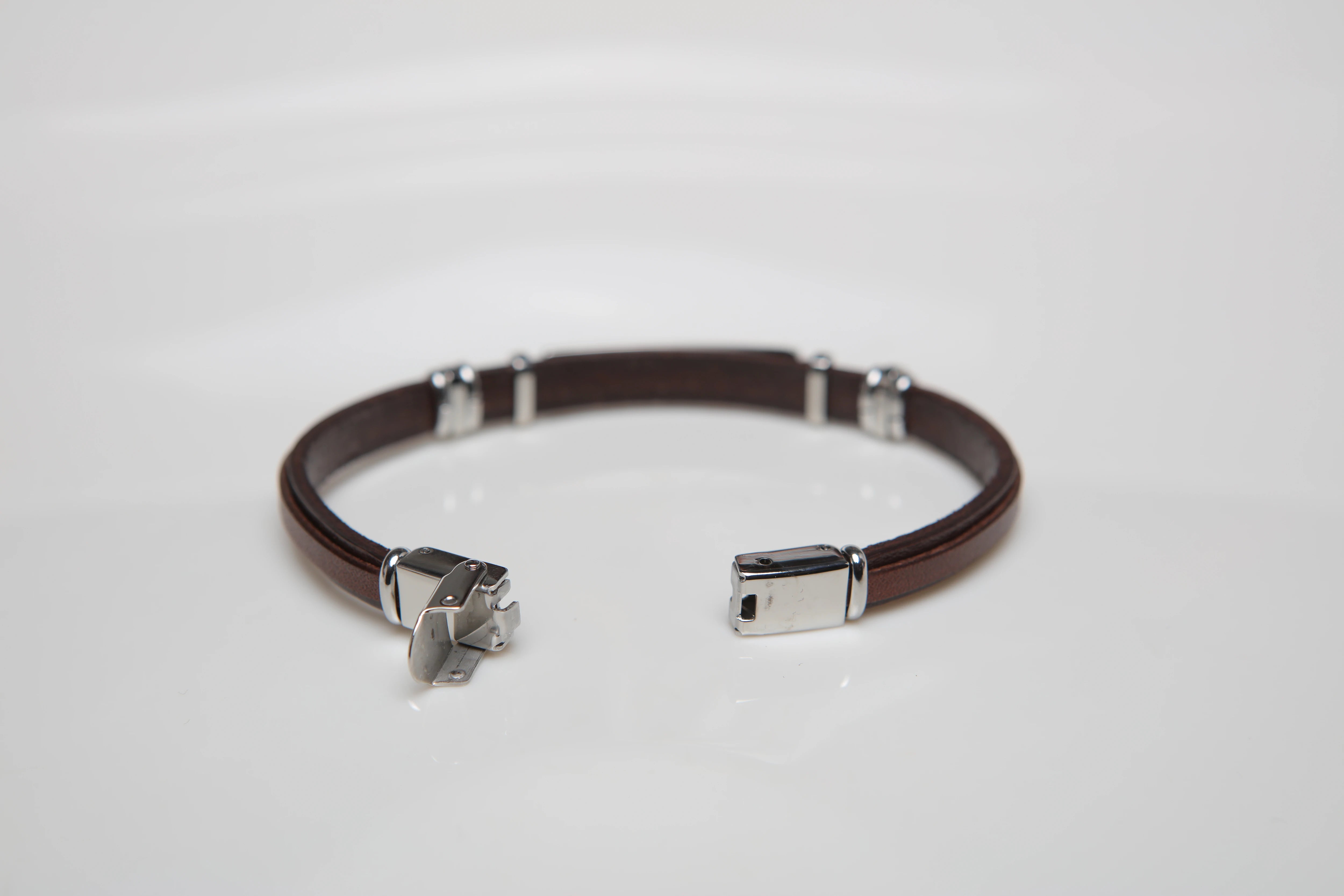 Stainless steel and brown leather bracelet with wind rose gold